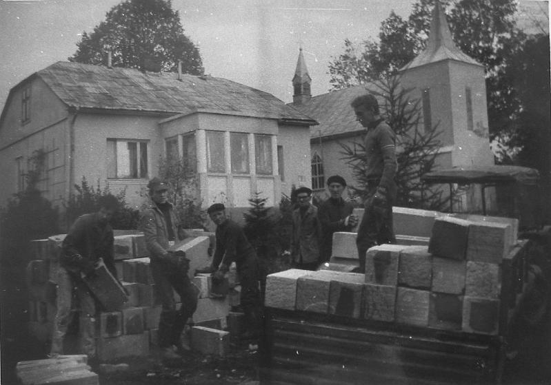 parafia polskokatolicka 1_54.jpg - Rok 1980. Gromadzenie materiałów na budowę salki parafialnej